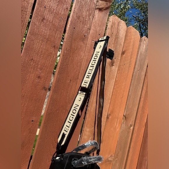 True religion purse with logo strap 🖤 - Picture 3 of 4